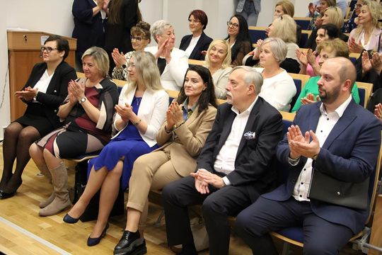 Birety w górę! Absolwentki pielęgniarstwa i położnictwa AZ odebrały dyplomy [ZDJĘCIA]