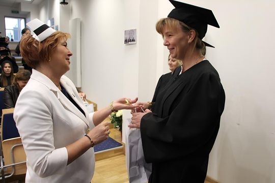 Birety w górę! Absolwentki pielęgniarstwa i położnictwa AZ odebrały dyplomy [ZDJĘCIA]