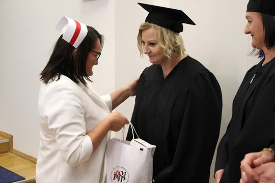 Birety w górę! Absolwentki pielęgniarstwa i położnictwa AZ odebrały dyplomy [ZDJĘCIA]