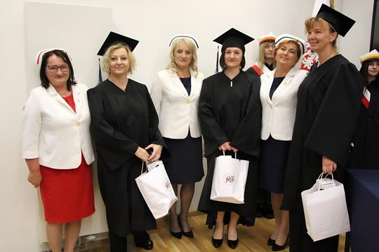 Birety w górę! Absolwentki pielęgniarstwa i położnictwa AZ odebrały dyplomy [ZDJĘCIA]
