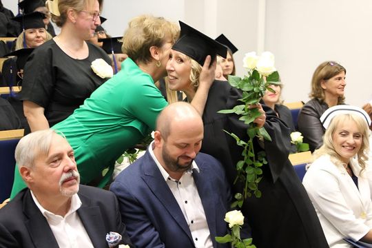 Birety w górę! Absolwentki pielęgniarstwa i położnictwa AZ odebrały dyplomy [ZDJĘCIA]