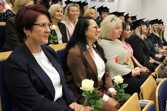 Birety w górę! Absolwentki pielęgniarstwa i położnictwa AZ odebrały dyplomy [ZDJĘCIA]