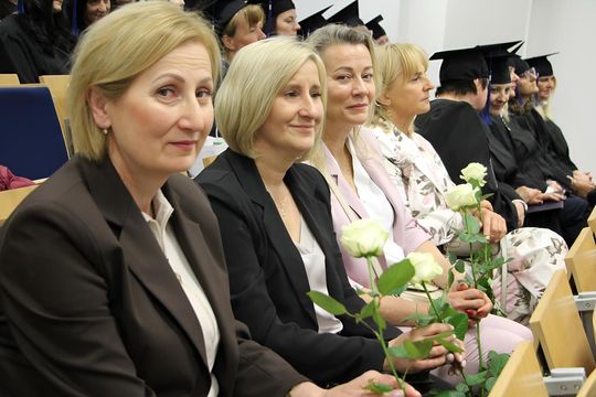 Birety w górę! Absolwentki pielęgniarstwa i położnictwa AZ odebrały dyplomy [ZDJĘCIA]