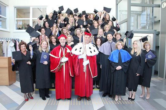 Birety w górę! Absolwentki pielęgniarstwa i położnictwa AZ odebrały dyplomy [ZDJĘCIA]