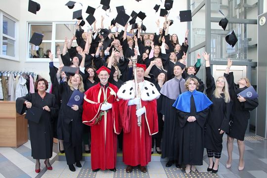 Birety w górę! Absolwentki pielęgniarstwa i położnictwa AZ odebrały dyplomy [ZDJĘCIA]