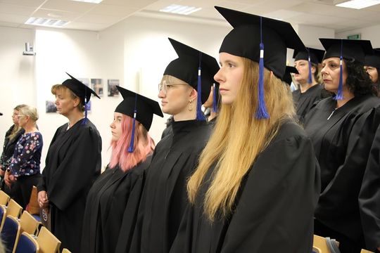 Birety w górę! Absolwentki pielęgniarstwa i położnictwa AZ odebrały dyplomy [ZDJĘCIA]