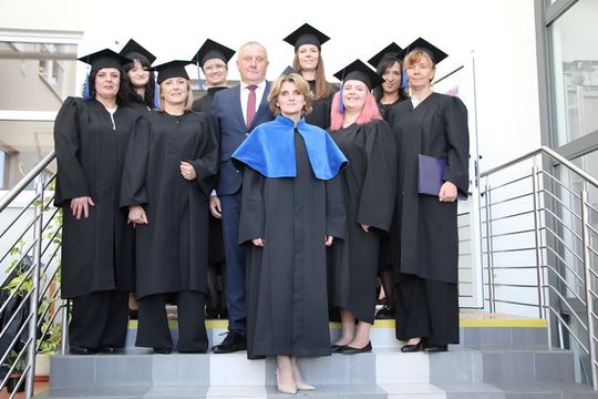 Birety w górę! Absolwentki pielęgniarstwa i położnictwa AZ odebrały dyplomy [ZDJĘCIA]