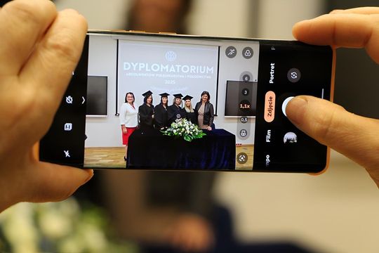 Birety w górę! Absolwentki pielęgniarstwa i położnictwa AZ odebrały dyplomy [ZDJĘCIA]