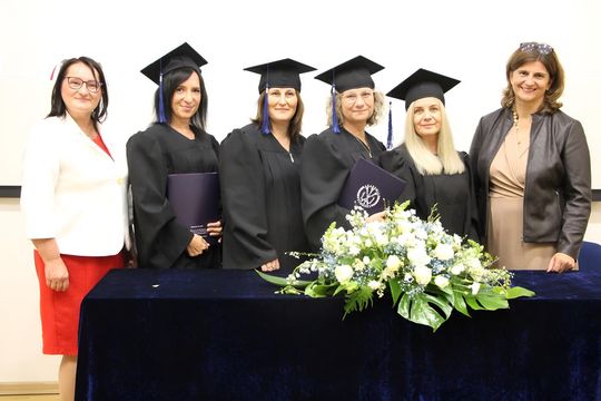 Birety w górę! Absolwentki pielęgniarstwa i położnictwa AZ odebrały dyplomy [ZDJĘCIA]