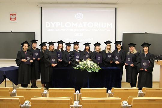 Birety w górę! Absolwentki pielęgniarstwa i położnictwa AZ odebrały dyplomy [ZDJĘCIA]