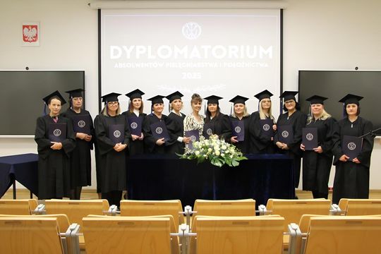 Birety w górę! Absolwentki pielęgniarstwa i położnictwa AZ odebrały dyplomy [ZDJĘCIA]