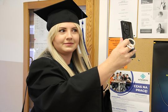 Birety w górę! Absolwentki pielęgniarstwa i położnictwa AZ odebrały dyplomy [ZDJĘCIA]