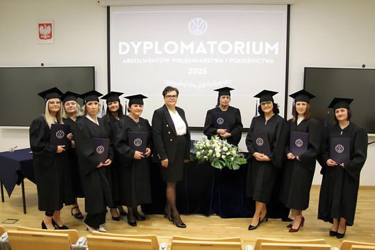 Birety w górę! Absolwentki pielęgniarstwa i położnictwa AZ odebrały dyplomy [ZDJĘCIA]