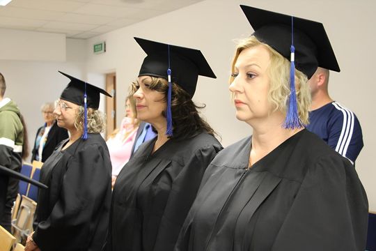Birety w górę! Absolwentki pielęgniarstwa i położnictwa AZ odebrały dyplomy [ZDJĘCIA]