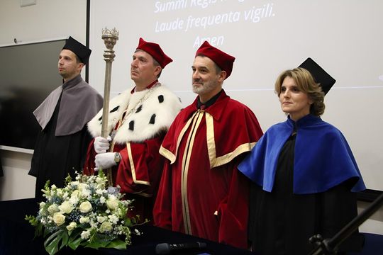 Birety w górę! Absolwentki pielęgniarstwa i położnictwa AZ odebrały dyplomy [ZDJĘCIA]