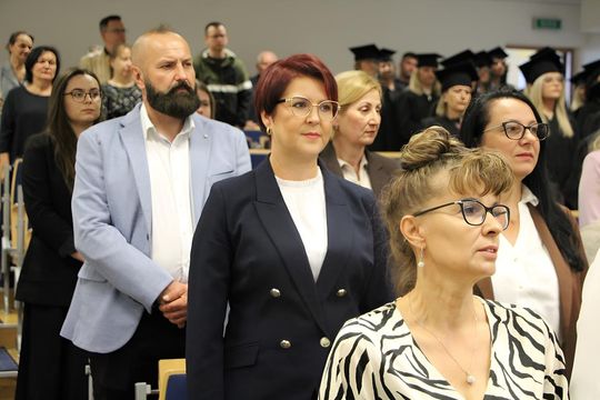 Birety w górę! Absolwentki pielęgniarstwa i położnictwa AZ odebrały dyplomy [ZDJĘCIA]