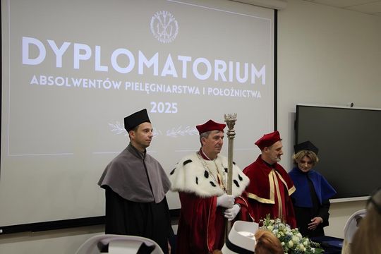 Birety w górę! Absolwentki pielęgniarstwa i położnictwa AZ odebrały dyplomy [ZDJĘCIA]