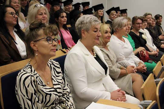 Birety w górę! Absolwentki pielęgniarstwa i położnictwa AZ odebrały dyplomy [ZDJĘCIA]
