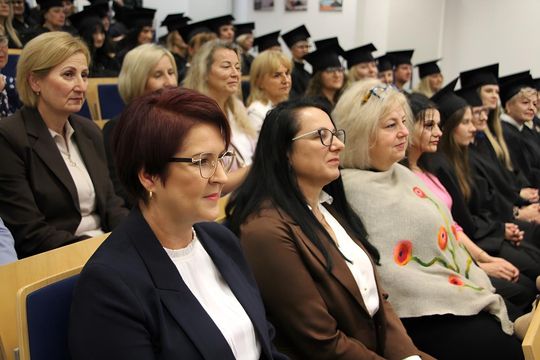 Birety w górę! Absolwentki pielęgniarstwa i położnictwa AZ odebrały dyplomy [ZDJĘCIA]