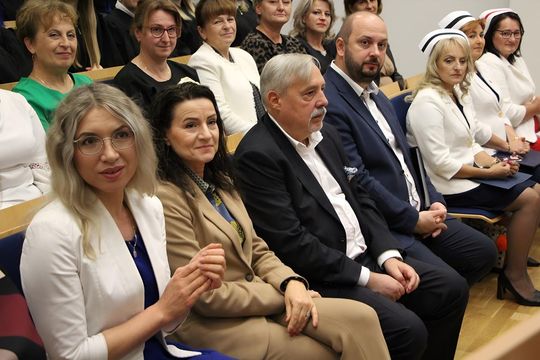 Birety w górę! Absolwentki pielęgniarstwa i położnictwa AZ odebrały dyplomy [ZDJĘCIA]