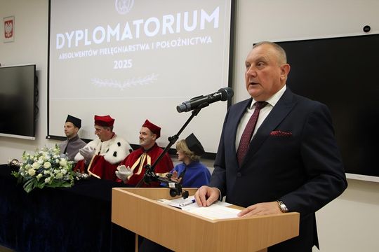 Birety w górę! Absolwentki pielęgniarstwa i położnictwa AZ odebrały dyplomy [ZDJĘCIA]