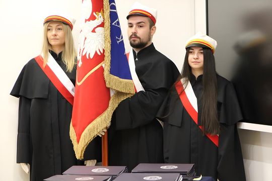 Birety w górę! Absolwentki pielęgniarstwa i położnictwa AZ odebrały dyplomy [ZDJĘCIA]