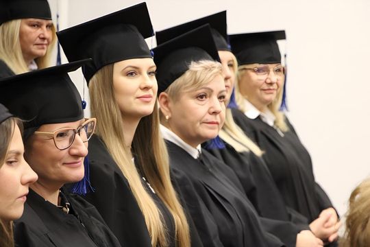 Birety w górę! Absolwentki pielęgniarstwa i położnictwa AZ odebrały dyplomy [ZDJĘCIA]