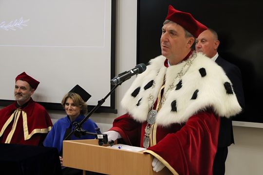 Birety w górę! Absolwentki pielęgniarstwa i położnictwa AZ odebrały dyplomy [ZDJĘCIA]