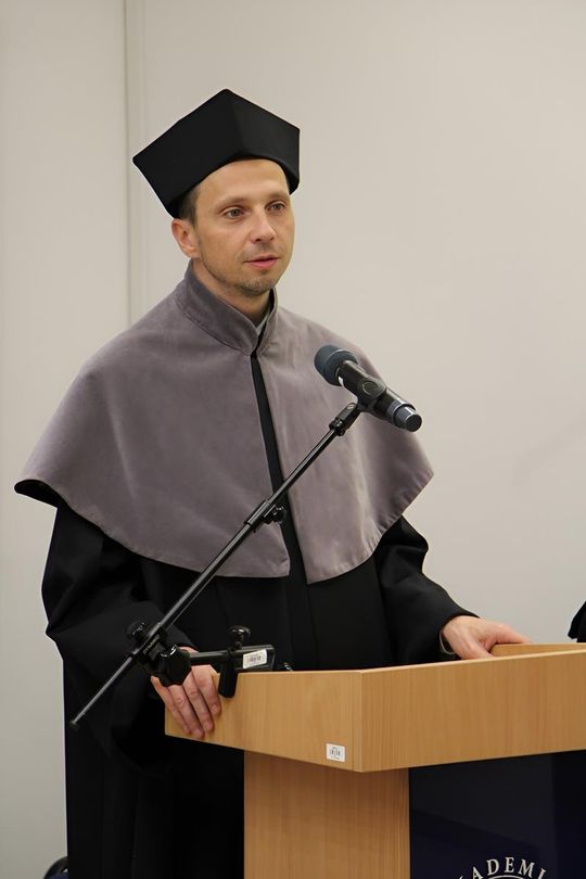 Birety w górę! Absolwentki pielęgniarstwa i położnictwa AZ odebrały dyplomy [ZDJĘCIA]