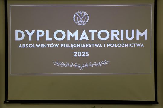Birety w górę! Absolwentki pielęgniarstwa i położnictwa AZ odebrały dyplomy [ZDJĘCIA]