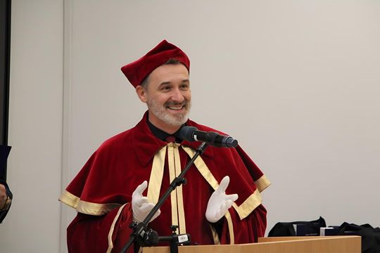 Birety w górę! Absolwentki pielęgniarstwa i położnictwa AZ odebrały dyplomy [ZDJĘCIA]