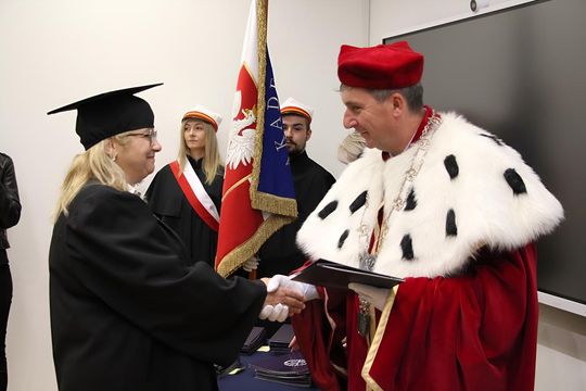 Birety w górę! Absolwentki pielęgniarstwa i położnictwa AZ odebrały dyplomy [ZDJĘCIA]