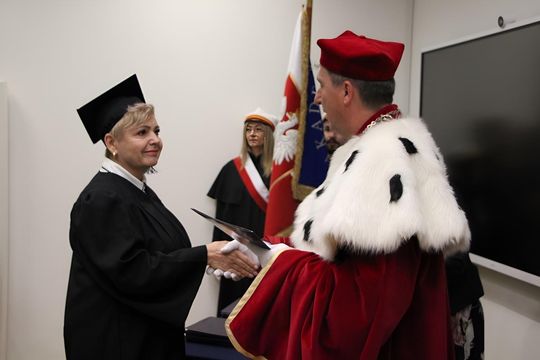 Birety w górę! Absolwentki pielęgniarstwa i położnictwa AZ odebrały dyplomy [ZDJĘCIA]