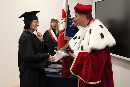 Birety w górę! Absolwentki pielęgniarstwa i położnictwa AZ odebrały dyplomy [ZDJĘCIA]