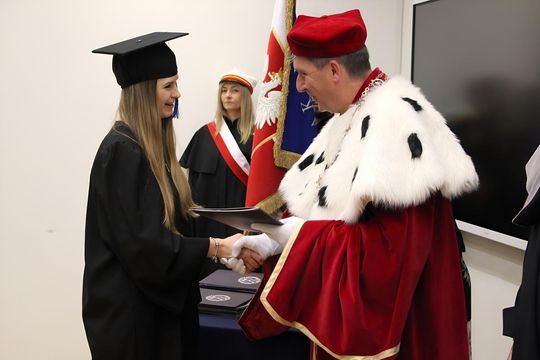 Birety w górę! Absolwentki pielęgniarstwa i położnictwa AZ odebrały dyplomy [ZDJĘCIA]