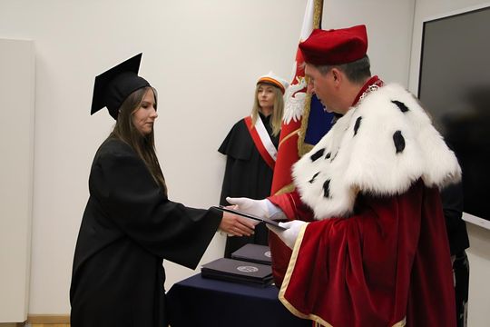 Birety w górę! Absolwentki pielęgniarstwa i położnictwa AZ odebrały dyplomy [ZDJĘCIA]