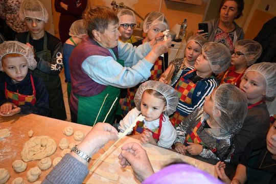 Warsztaty kurowala w ramach projektu pn.: „Tradycyjne zrękowiny w Majdanie Górnym” realizowanego przez Bibliotekę w Majdanie Górnym. Warsztaty kurowala w ramach projektu pn.: „Tradycyjne zrękowiny w Majdanie Górnym” realizowanego przez Bibliotekę w Majdanie Górnym.