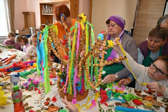 Warsztaty kurowala w ramach projektu pn.: „Tradycyjne zrękowiny w Majdanie Górnym” realizowanego przez Bibliotekę w Majdanie Górnym. Warsztaty kurowala w ramach projektu pn.: „Tradycyjne zrękowiny w Majdanie Górnym” realizowanego przez Bibliotekę w Majdanie Górnym.