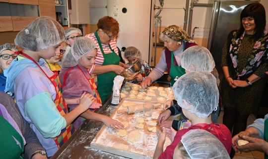 Warsztaty kurowala w ramach projektu pn.: „Tradycyjne zrękowiny w Majdanie Górnym” realizowanego przez Bibliotekę w Majdanie Górnym. Warsztaty kurowala w ramach projektu pn.: „Tradycyjne zrękowiny w Majdanie Górnym” realizowanego przez Bibliotekę w Majdanie Górnym.