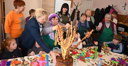 Warsztaty kurowala w ramach projektu pn.: „Tradycyjne zrękowiny w Majdanie Górnym” realizowanego przez Bibliotekę w Majdanie Górnym. Warsztaty kurowala w ramach projektu pn.: „Tradycyjne zrękowiny w Majdanie Górnym” realizowanego przez Bibliotekę w Majdanie Górnym.