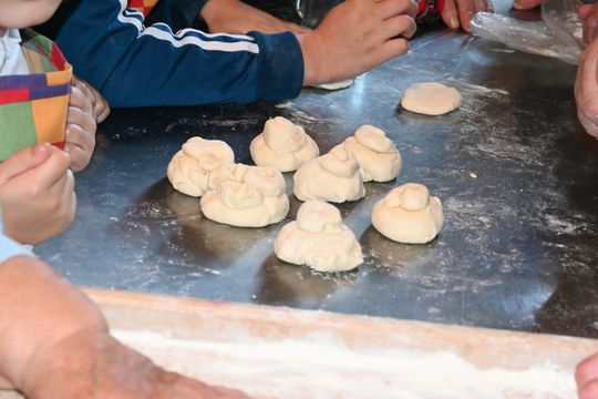 Warsztaty kurowala w ramach projektu pn.: „Tradycyjne zrękowiny w Majdanie Górnym” realizowanego przez Bibliotekę w Majdanie Górnym. Warsztaty kurowala w ramach projektu pn.: „Tradycyjne zrękowiny w Majdanie Górnym” realizowanego przez Bibliotekę w Majdanie Górnym.