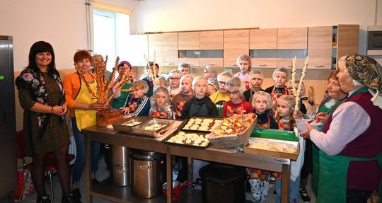 Warsztaty kurowala w ramach projektu pn.: „Tradycyjne zrękowiny w Majdanie Górnym” realizowanego przez Bibliotekę w Majdanie Górnym. Warsztaty kurowala w ramach projektu pn.: „Tradycyjne zrękowiny w Majdanie Górnym” realizowanego przez Bibliotekę w Majdanie Górnym.