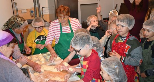 Warsztaty kurowala w ramach projektu pn.: „Tradycyjne zrękowiny w Majdanie Górnym” realizowanego przez Bibliotekę w Majdanie Górnym. Warsztaty kurowala w ramach projektu pn.: „Tradycyjne zrękowiny w Majdanie Górnym” realizowanego przez Bibliotekę w Majdanie Górnym.