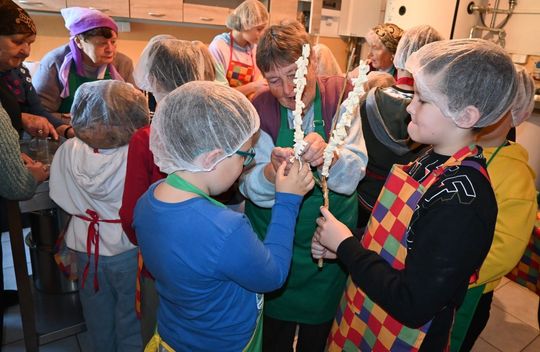 Warsztaty kurowala w ramach projektu pn.: „Tradycyjne zrękowiny w Majdanie Górnym” realizowanego przez Bibliotekę w Majdanie Górnym. Warsztaty kurowala w ramach projektu pn.: „Tradycyjne zrękowiny w Majdanie Górnym” realizowanego przez Bibliotekę w Majdanie Górnym.