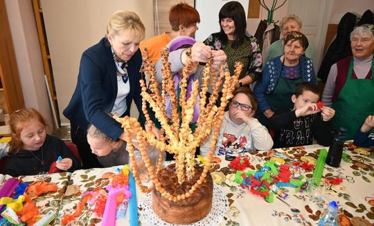 Warsztaty kurowala w ramach projektu pn.: „Tradycyjne zrękowiny w Majdanie Górnym” realizowanego przez Bibliotekę w Majdanie Górnym. Warsztaty kurowala w ramach projektu pn.: „Tradycyjne zrękowiny w Majdanie Górnym” realizowanego przez Bibliotekę w Majdanie Górnym.