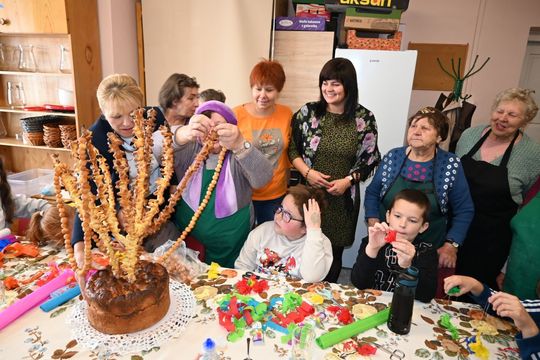 Warsztaty kurowala w ramach projektu pn.: „Tradycyjne zrękowiny w Majdanie Górnym” realizowanego przez Bibliotekę w Majdanie Górnym. Warsztaty kurowala w ramach projektu pn.: „Tradycyjne zrękowiny w Majdanie Górnym” realizowanego przez Bibliotekę w Majdanie Górnym.