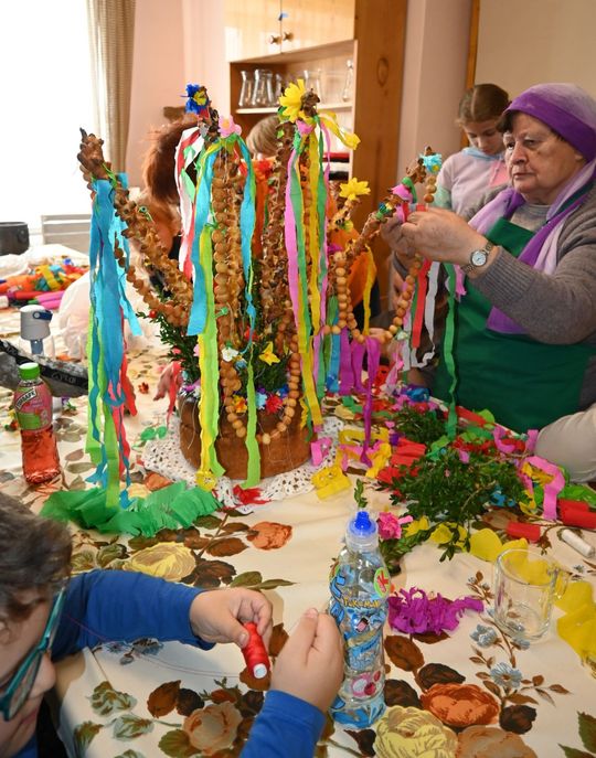 Warsztaty kurowala w ramach projektu pn.: „Tradycyjne zrękowiny w Majdanie Górnym” realizowanego przez Bibliotekę w Majdanie Górnym. Warsztaty kurowala w ramach projektu pn.: „Tradycyjne zrękowiny w Majdanie Górnym” realizowanego przez Bibliotekę w Majdanie Górnym.