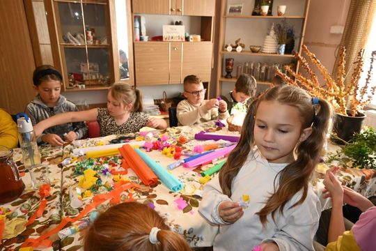 Warsztaty kurowala w ramach projektu pn.: „Tradycyjne zrękowiny w Majdanie Górnym” realizowanego przez Bibliotekę w Majdanie Górnym. Warsztaty kurowala w ramach projektu pn.: „Tradycyjne zrękowiny w Majdanie Górnym” realizowanego przez Bibliotekę w Majdanie Górnym.