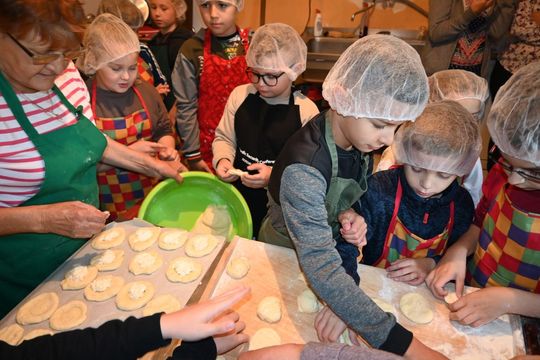 Warsztaty kurowala w ramach projektu pn.: „Tradycyjne zrękowiny w Majdanie Górnym” realizowanego przez Bibliotekę w Majdanie Górnym. Warsztaty kurowala w ramach projektu pn.: „Tradycyjne zrękowiny w Majdanie Górnym” realizowanego przez Bibliotekę w Majdanie Górnym.