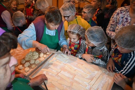 Warsztaty kurowala w ramach projektu pn.: „Tradycyjne zrękowiny w Majdanie Górnym” realizowanego przez Bibliotekę w Majdanie Górnym. Warsztaty kurowala w ramach projektu pn.: „Tradycyjne zrękowiny w Majdanie Górnym” realizowanego przez Bibliotekę w Majdanie Górnym.